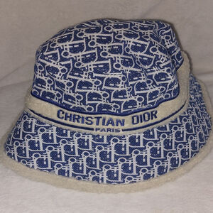 White and Oblique Bucket Ha